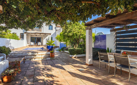 Patio con zona de sombra para comer al aire libre
