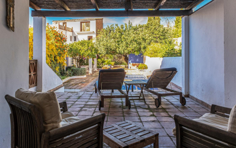 Terraza amueblada y patio junto a salón (primera planta)
