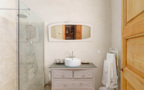 En suite facilities bedroom 1