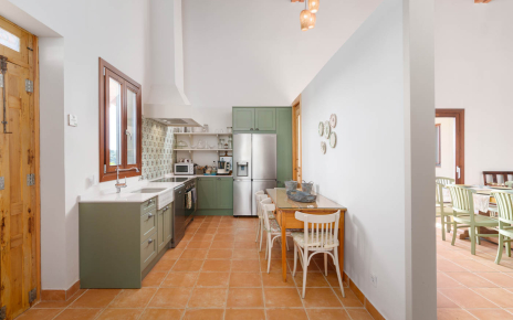 Fully equipped kitchen with Smeg cooker range