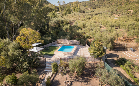 Zona de piscina vista desde drone