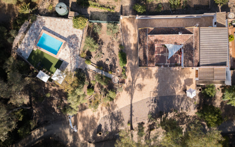 Piscina y villa vista desde un drone