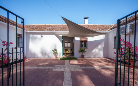 Puerta de entrada y patio central
