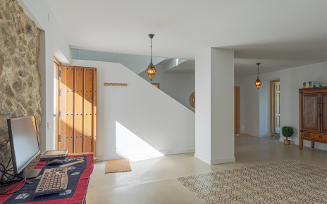 Sala diáfana que da acceso a todo el nivel medio