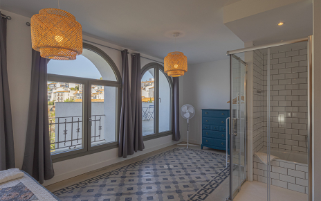 El dormitorio 4 tiene acceso a terraza y a un balcón privado