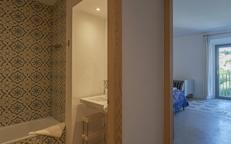 Baño con bañera y ducha del dormitorio 5