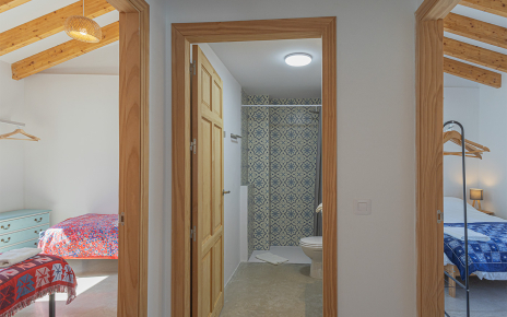 Hay un baño en planta superior