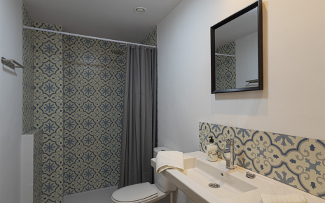 Baño con ducha en planta superior