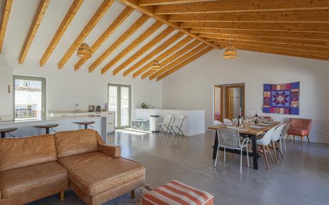 Junto a las escaleras hay dos dormitorios