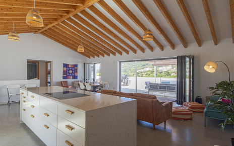 Amplia cocina con isla central