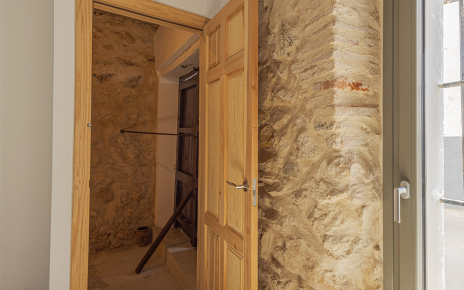 Puerta de acceso a nivel inferior y piscina