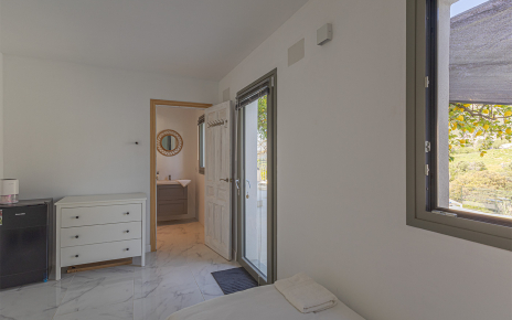 El dormitorio 8 tiene su baño y una pequeña nevera