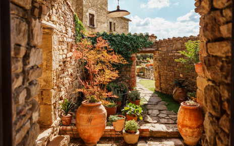 Rincones con magia en la parte delantera de la casa