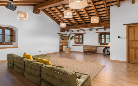 Segunda planta con sala multiusos con proyector (cine)