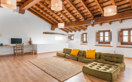 Hay un proyector para convertir este espacio en sala de cine