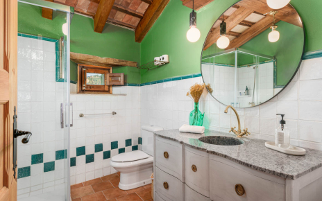 Baño en segunda planta junto sala multiusos