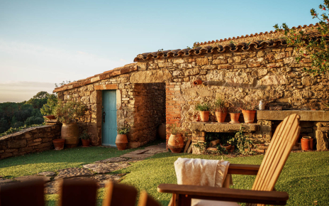 Entrada principal con jardines