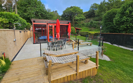 Terrazas exteriores junto a zona de piscina cubierta