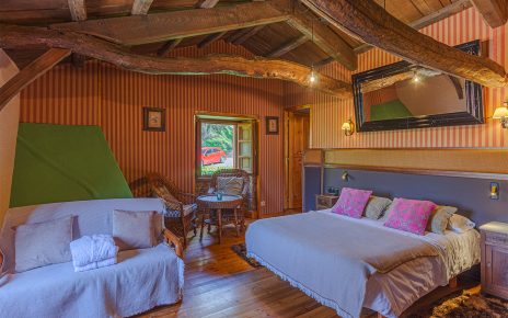 Dormitorio 3 con cama doble, sofá cama y baño en suite