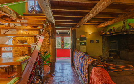 Salón y la cocina está a la izquierda