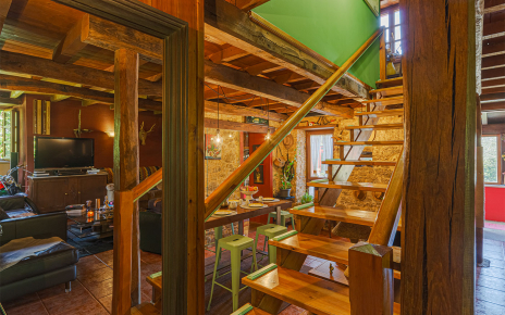 Espejo a la izquierda y escaleras a primera planta