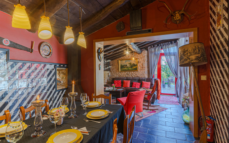 Comedor con estufa de leña y sala de estar contigua