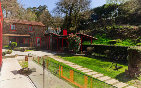 Vistas de la casa desde la piscina