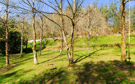 Columpios y amplia zona de juegos con sombra en verano