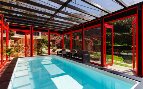 Piscina calefactable que puede abrirse a zonas de jardín