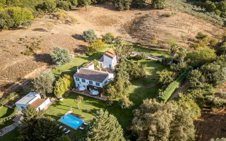 Main house (4 bedrooms) with annexe (4 bedrooms)