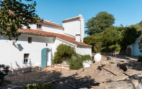 The main house is only a few metres away from annexe