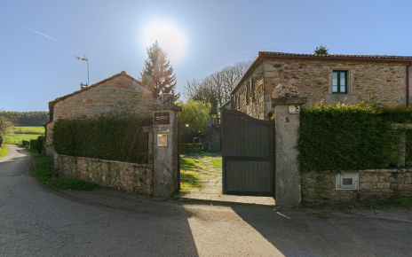 Easy access to your villa located in a Galician hamlet