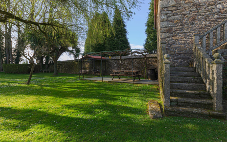 Barbecue area, shaded by a vine in Summer months