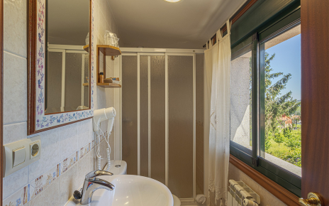 En suite facilities Bedroom 4 (shower)