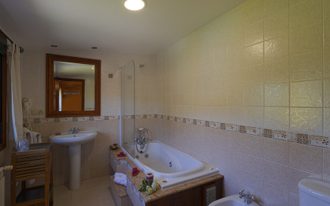 En suite facilities Bedroom 3 (hydromassage bathtub)