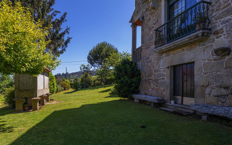 Utility room (additional fridge, washing machine etc)