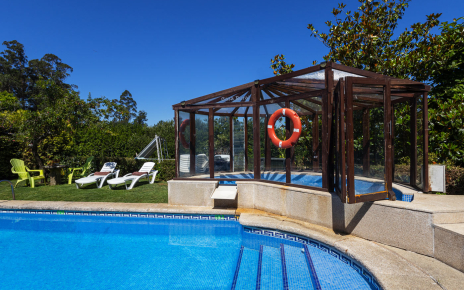 Piscina and jacuzzi (use of jacuzzi at an additional cost)