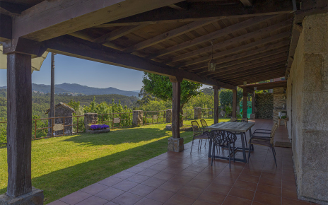 Furnished porch with barbecue area