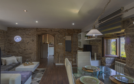 Dining table can be extended with additional chairs