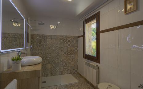 En suite facilities bedroom 1 (walk-in shower)