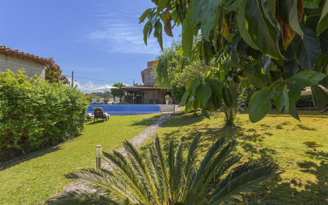 Gardens with shade next to the house