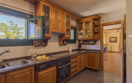 Well equipped kitchen