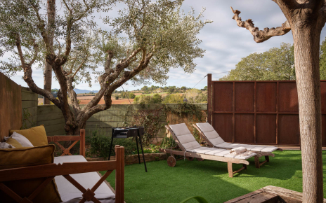 Tumbonas, banco y barbacoa