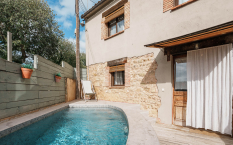 Piscina y terraza, todo a mano