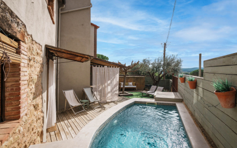 La piscina ocupa un privado rincón del patio