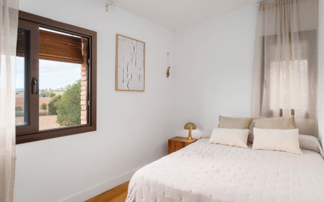 Habitación 4: cama doble (contra pared) en primera planta