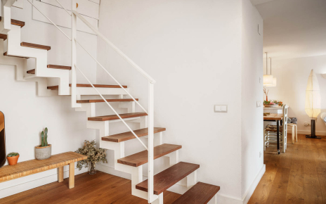 Escaleras a primera planta (can puerta de seguridad arriba)