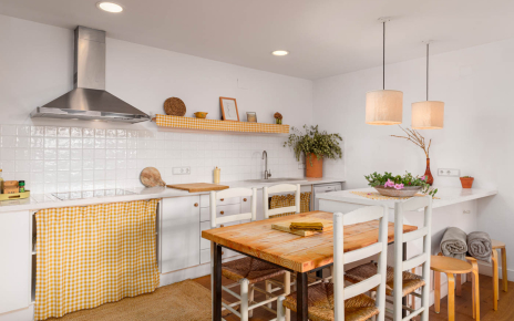Cocina con mesa de desayuno