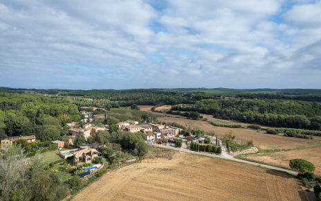 Interior de Costa Brava, rodeador de pinares y campos de cultivo