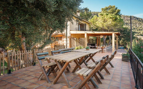 Amplia terraza en la parte delantera de la casa